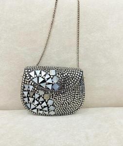 Bolso de Mano Metálico Antiguo con Diseño de Mosaico Geométrico, Correa de Cadena con Acabado Plateado - Product Image 2