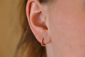 Pendientes de aro tipo huggie de oro amarillo con diamantes cultivados en laboratorio - Product Image 2