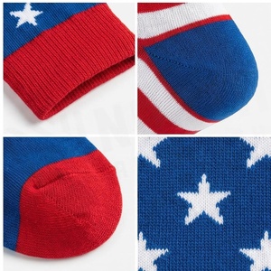 Chaussettes ras du cou bleues à étoiles blanches et bordure rouge, respirantes, tricotées pour adultes, usage décontracté - Product Image 4
