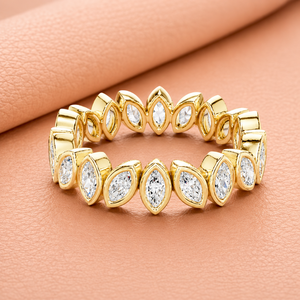 Anillo de Eternidad con Diamantes en Bisel Marquise Monarch en Oro Amarillo, Oro Blanco y Oro Rosa, Anillo de Novia Apilable de Lujo - Product Image 1
