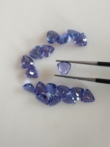 พลอยแทนซาไนต์สีน้ำเงินธรรมชาติแท้ รับรองโดย Red Mountain Gems ขนาด 6.5 มม. ทรงทริลเลียนคัท คุณภาพดีที่สุด สำหรับทำเครื่องประดับ - Product Image 3