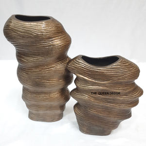 Juego de 2 jarrones decorativos de aluminio metálico con forma única, acabado marrón antiguo, hechos a mano. - Product Image 4