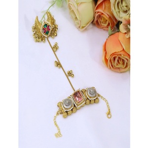 Bracelet de main en or plaqué or de qualité supérieure, orné de perles Kundan, pour femmes, bijoux traditionnels indiens Hathphool. - Product Image 1