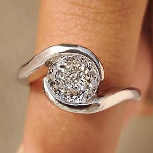 Anillo Solitario de Diamante Tallado Portugués con Banda Cruzada de Tallo Dividido, Oro Sólido, Anillo de Compromiso Moderno y Elegante, Regalo de Lujo - Product Image 1