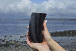 Corne à boire viking 100 % naturelle sur mesure, tasse à bière artisanale, écologique, avec emballage personnalisé, accessoire idéal pour les fêtes - Product Image 3