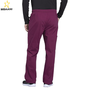 Ensemble de blouses médicales pour hommes, comprenant une blouse médicale à col en V avec 4 poches et un pantalon cargo à coupe fuselée avec 5 poches et ouverture frontale. - Product Image 5