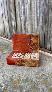 Boîte à bijoux artisanale en résine époxy avec incrustation en bois, finition rouge, rangement artistique pour bagues et colliers, organisateurs de rangement en résine - Product Image 3