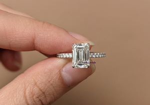 Bague de fiançailles en diamant de laboratoire taille émeraude certifiée IGI, style classique pour femme avec diamants latéraux, or blanc 14 carats, cadeau de mariage - Product Image 6
