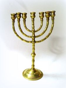 Magnifiques Chandeliers Menorah Artisanaux Décoratifs pour la Maison – Présentoir de Table Religieux de Qualité Supérieure pour la Célébration de Hanouka en Métal - Product Image 4