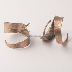 Servilletero de metal martillado de Casa de Campo rústico perfecto para arreglos de cena de fiesta inspirados en el campo en casas acogedoras - Product Image 4