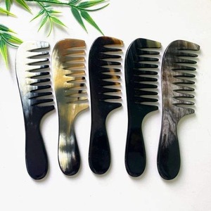 Peigne en corne de buffle naturelle fait main, qualité supérieure, respirant, antistatique, moderne, cadeau unique pour hommes et femmes, pour des cheveux sains - Product Image 1