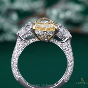Diamante Amarillo Corte Pera con Halo Elegante, Oro Blanco, Tres Piedras Clásicas, Certificado IGI, Piedras Laterales en Forma de Corazón para Mujer - Product Image 6