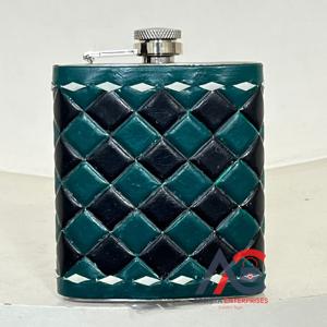 Petaca de Licor de 7oz Personalizada, Hecha a Mano, Envuelta en Cuero Genuino con Diseño a Cuadros, de Acero Inoxidable, para Viaje o Regalo - Product Image 1