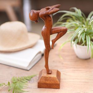 Escultura de yoga de madera natural con figura humana meditando para decoración de interiores del hogar y uso como regalo espiritual. - Product Image 1
