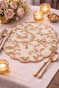 Set de table élégant en ivoire et or, brodé de fleurs perlées faites à la main, écologique et personnalisable, pour une décoration de table de luxe. - Product Image 4