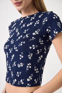 Camiseta Corta Moderna e Informal para Mujer, Corte Cuadrado, Material Suave y Estilo Urbano - Product Image 5