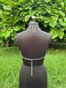 Top de malla metálica plateada de acero inoxidable con forma irregular, estilo armadura, para mujer. - Product Image 4