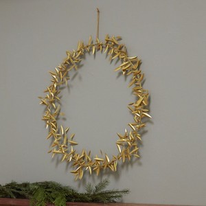 Hermosa Corona de Hojas de Olivo en Metal Dorado con Follaje Detallado y Estrecho, Perfecta para Decoración de Paredes de Hogares Mediterráneos Elegantes - Product Image 5