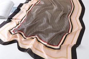 Foulard carré en satin effet soie, style bandana, avec impression personnalisée pour mariage - Product Image 5