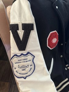 Veste universitaire pour homme, style preppy, motifs en toile, lettres imprimées en sérigraphie, V San Diego Union Tribune, équipe tout-terrain - Product Image 1