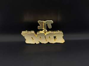 Colgante de aleación de zinc chapado en oro con chip de IA, diseño de globo terráqueo, máscara cibernética, cara de robot y letra de tatuaje, estilo Hiphop - Product Image 1