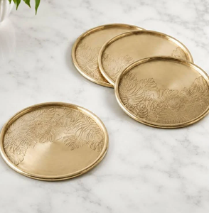 Ensemble de quatre sous-verres ronds en laiton martelé poli avec un support circulaire en métal assorti, disponible à prix de gros. - Product Image 5