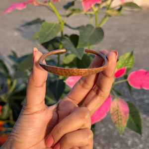 Brazalete de cobre martillado hecho a mano, ajustable, estilo bohemio, unisex. - Product Image 3