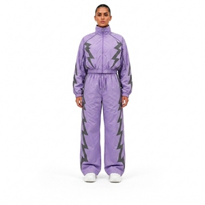 Survêtement de sport complet en nylon noir avec veste de sport et pantalon assorti pour l'entraînement, la remise en forme, la course à pied, les exercices et les sports de plein air - Product Image 1