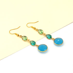 ต่างหูห้อยประดับพลอยอะมาทิสต์สีเขียว อะพาไทต์ และบลูโทแพซรูปดอกไม้ |   เครื่องประดับงานแต่งทำมือ ชุบทอง 18K บนทองเหลือง - Product Image 4