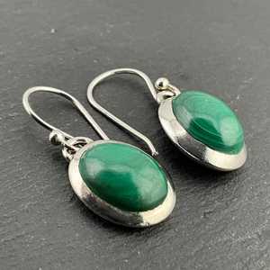 Boucles d'oreilles pendantes vintage en argent sterling et malachite, bijoux faits à la main avec pierres précieuses vertes, cadeau élégant pour femme - Product Image 3