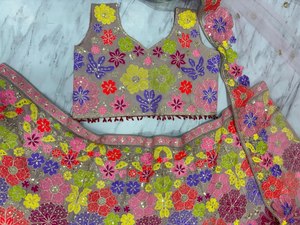 Ensemble Lehenga Choli de créateur, dernière collection, pour mariage et fête traditionnelle, avec broderie, coupe ajustée, pour l'été, avec dupatta en tulle et fausse fourrure - Product Image 3
