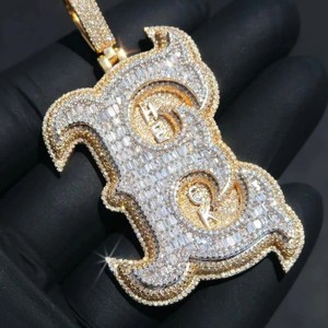 RB GEMS เครื่องประดับแร็ปเปอร์แบบกำหนดเอง ชุบทองคำขาว 925 เงินแท้ ประดับเพชรโมอิสซาไนต์ VVS ระดับพรีเมียม จี้รูปตัวอักษรสำหรับงานปาร์ตี้ - Product Image 1