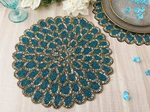 Chemin de table artisanal vert et or perlé de 36 pouces – Décoration de Noël de luxe – Centre de table à motif de pétales festonnés - Product Image 4