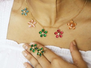 Conjunto de Joyería de Flores de Cuarzo - Collar y Pendientes Hechos a Mano en Latón Chapado en Oro de 18k - Product Image 2