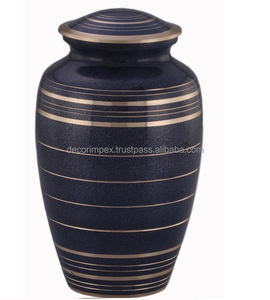 Urna Funeraria de Latón con Grabado de Mariposa, Diseño Moderno, Ecológica, Hecha a Mano, para Guardar Cenizas - Product Image 2