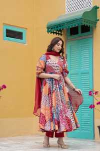 Conjunto de 3 piezas de traje Anarkali de algodón con pantalón y dupatta de organza de viscosa con encaje Bijiya en el borde. - Product Image 2