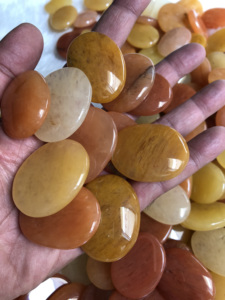 คริสตัลธรรมชาติเกรดพรีเมียม หินอะเวนเจอรีนสีแดง ขัดเงา รูปทรงวงรีแบน สำหรับตกแต่งบ้าน หินบำบัดรักษา แกะสลักลายเงา - Product Image 2