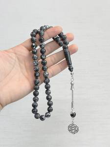 Tasbih Islámico de Resina de Lujo con Cuentas Redondas Hecho a Mano para la Oración Diaria y el Adoración - Product Image 2