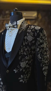 Costume de smoking noir brodé pour homme – Blazer de créateur pour mariage avec travail de sequins floraux, costume de cérémonie pour le marié - Product Image 2