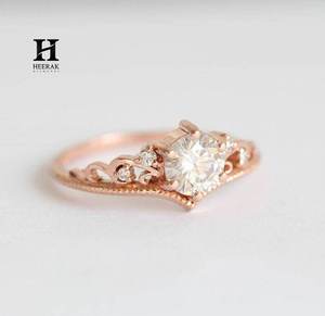 แหวนเพชรทรงกลมเพาะเลี้ยงแบบสั่งทำพิเศษ ทองคำขาว 18K ดีไซน์โบราณแบบฉลุลายโค้ง ประดับมิลเกรน สำหรับเจ้าสาว - Product Image 4