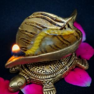 Lampe à huile en laiton de qualité supérieure, style vintage, en forme de tortue, pour Pooja, décoration de temple domestique, vente en gros - Product Image 1