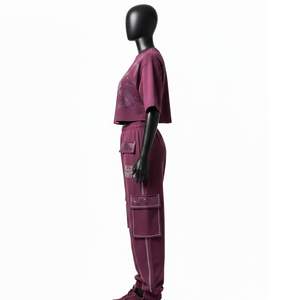 Conjunto de Mujer Premium de 280 GSM, Top Corto de Felpa de Algodón y Poliéster, Pantalones Cargo Color Ciruela, Logotipo con Transferencia Térmica de Diamantes de Imitación - Product Image 3