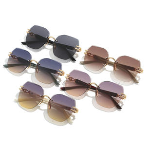 Gafas de Sol Unisex de Lujo Extra Grandes, Cuadradas, sin Marco, con Degradado Multicolor, Protección UV400, Color Gris, para Exteriores - Product Image 2