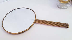 Miroir de courtoisie en métal double face de qualité supérieure avec finition plaquée or, parfait pour le maquillage élégant des dames et l'application cosmétique - Product Image 3