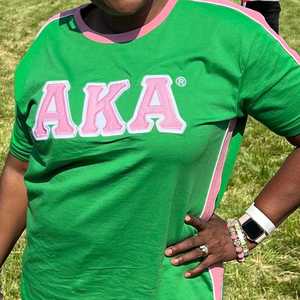 AKA Green Premium Shirt Femmes Lettre Grecque Brodée Rose Garniture Ras Du Cou Haute Qualité Casual Top - Product Image 6