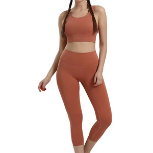 Conjunto de yoga sin costuras con cuello cuadrado, diseño de cintura alta en colores modernos, ajuste ceñido, de alta calidad, ropa deportiva para mujer, ropa para correr. - Product Image 1