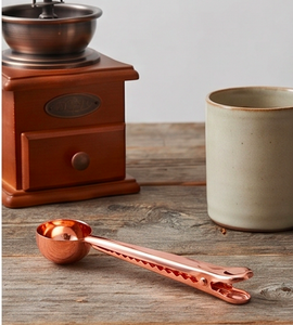 Juego de cucharas de acero inoxidable con acabado de espejo en oro rosa de lujo, material metálico para bodas y uso en restaurantes de alta gastronomía. - Product Image 5