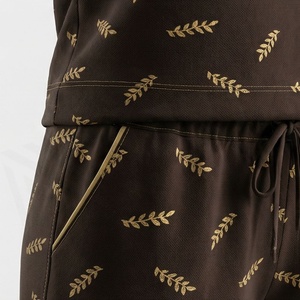 Conjunto de pantalones cortos de punto de 2 piezas para mujer, estampado con patrón de hojas, cuello redondo, manga corta, informal, por encima de la rodilla, traje para estar en casa - Product Image 5