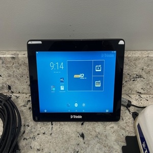 Pantalla de precisión Trimble GFX 750 moderna que ofrece una visibilidad mejorada en el campo y un control agrícola más inteligente - Product Image 1