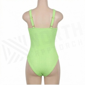 Traje de baño de una pieza verde lima para mujer, con cuello halter cruzado, diseño asimétrico con aberturas, cintura alta y tejido de punto. - Product Image 2